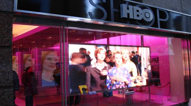 <strong>8. <a href="https://store.hbo.com/visit-the-hbo-shop-in-nyc/index.php?v=hbo_experience-more_store" rel="HBO Shop" target="_blank">HBO Shop</a></strong> Apesar de pequena, a loja tem seu charme e vale a visita. Com produtos diversos, o lugar é o paraíso para os amantes das séries produzidas e apresentadas pelo canal de televisão. Dentre elas, <em>Sex and the City</em> e <em>Game of Thrones</em> <strong>8. <a href="https://store.hbo.com/visit-the-hbo-shop-in-nyc/index.php?v=hbo_experience-more_store" rel="HBO Shop" target="_blank">HBO Shop</a></strong> Apesar de pequena, a loja tem seu charme e vale a visita. Com produtos diversos, o lugar é o paraíso para os amantes das séries produzidas e apresentadas pelo canal de televisão. Dentre elas, <em>Sex and the City</em> e <em>Game of Thrones</em>