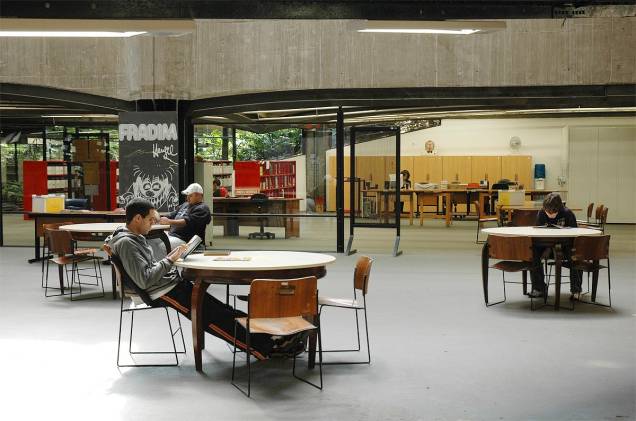 Quem curte quadrinhos pode gastar uma tarde inteira na Gibiteca Henfil, no <strong><a href="https://viajeaqui.abril.com.br/estabelecimentos/br-sp-sao-paulo-atracao-centro-cultural-sao-paulo" rel="Centro Cultural São Paulo" target="_blank">Centro Cultural São Paulo</a></strong>. A maior e mais antiga gibiteca pública do Brasil abriga mais 10 mil títulos, entre álbuns, quadrinhos, gibis, periódicos e livros de HQ. Quem curte quadrinhos pode gastar uma tarde inteira na Gibiteca Henfil, no <strong><a href="https://viajeaqui.abril.com.br/estabelecimentos/br-sp-sao-paulo-atracao-centro-cultural-sao-paulo" rel="Centro Cultural São Paulo" target="_blank">Centro Cultural São Paulo</a></strong>. A maior e mais antiga gibiteca pública do Brasil abriga mais 10 mil títulos, entre álbuns, quadrinhos, gibis, periódicos e livros de HQ.