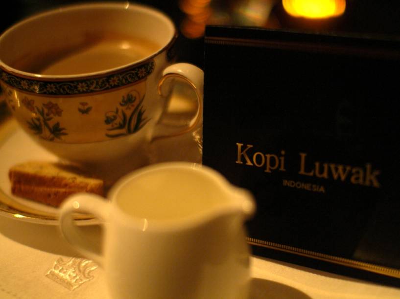 Você tomaria um café que é feito a partir das sementes coletadas de fezes? O <em>kopi luwak</em> é feito a partir dos grãos de plantações da Ilha de Java, na <a href="https://viajeaqui.abril.com.br/paises/indonesia" rel="Indonésia" target="_blank"><strong>Indonésia</strong></a>. O seu segredo está na "etapa especial" de fermentação das sementes, que acontece dentro do sistema digestivo da <strong>civeta asiática</strong> (<em>Paradoxurus hermaphroditus</em>), um pequeno mamífero carnívoro. Esse processo transforma as propriedades do café e lhe confere um sabor único. Só existe um problema: as sementes precisam sair do intestino do animal. Assim, é preciso colher as fezes do bichinho e lavar os grãos antes de torrá-los. Ficou interessado? Então prepare o bolso, porque um quilo de <em>kopi luwak</em> pode chegar aos US$ 700,00