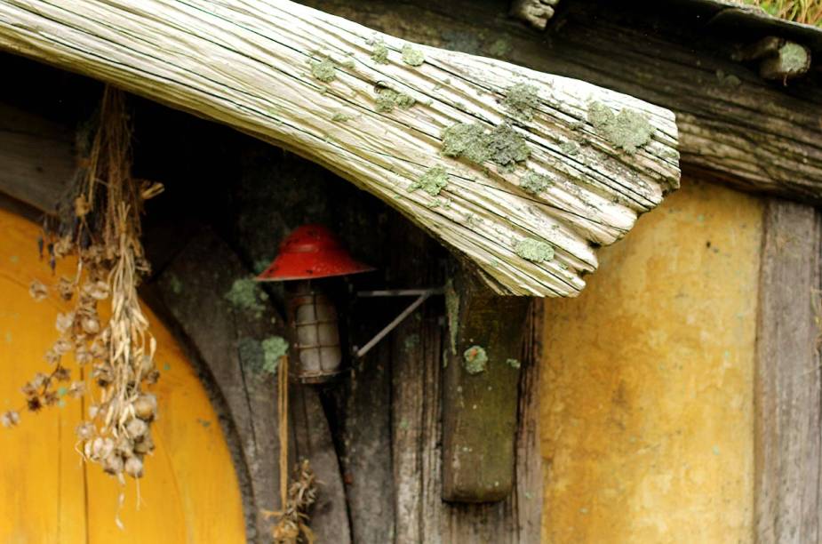 As casas foram construídas com troncos de árvores locais e depois trabalhadas por artistas para que ganhassem aspecto envelhecido As casas foram construídas com troncos de árvores locais e depois trabalhadas por artistas para que ganhassem aspecto envelhecido