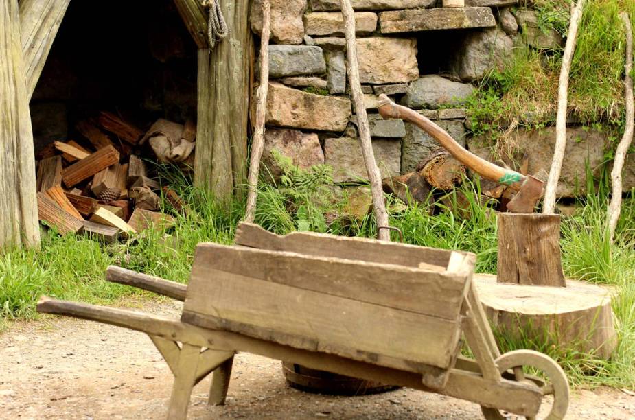Ferramentas e outros itens foram usados em frente às casas para darem a impressão que alguém acabou de sair dali Ferramentas e outros itens foram usados em frente às casas para darem a impressão que alguém acabou de sair dali