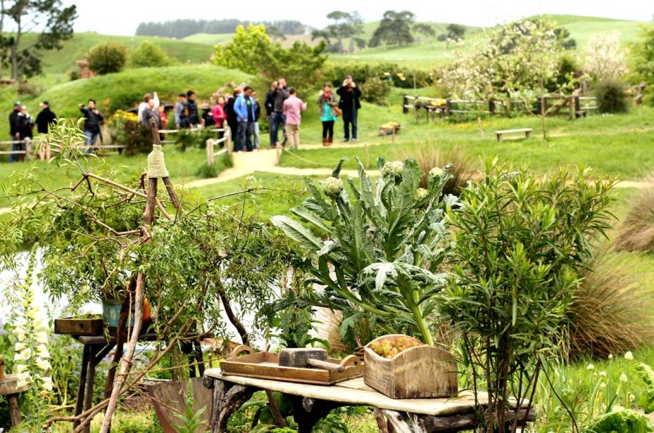 Cada detalhe ao longo do vilarejo foi pensado: não apenas as casas, mas os jardins, as árvores e equipamentos Cada detalhe ao longo do vilarejo foi pensado: não apenas as casas, mas os jardins, as árvores e equipamentos