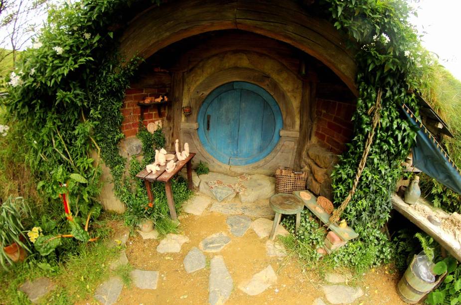 Após a gravação do filme O Senhor dos Anéis, o vilarejo foi abandonado e parcialmente destruído. Mas com o interesse de turistas, Hobbiton foi completamente reconstruído Após a gravação do filme O Senhor dos Anéis, o vilarejo foi abandonado e parcialmente destruído. Mas com o interesse de turistas, Hobbiton foi completamente reconstruído