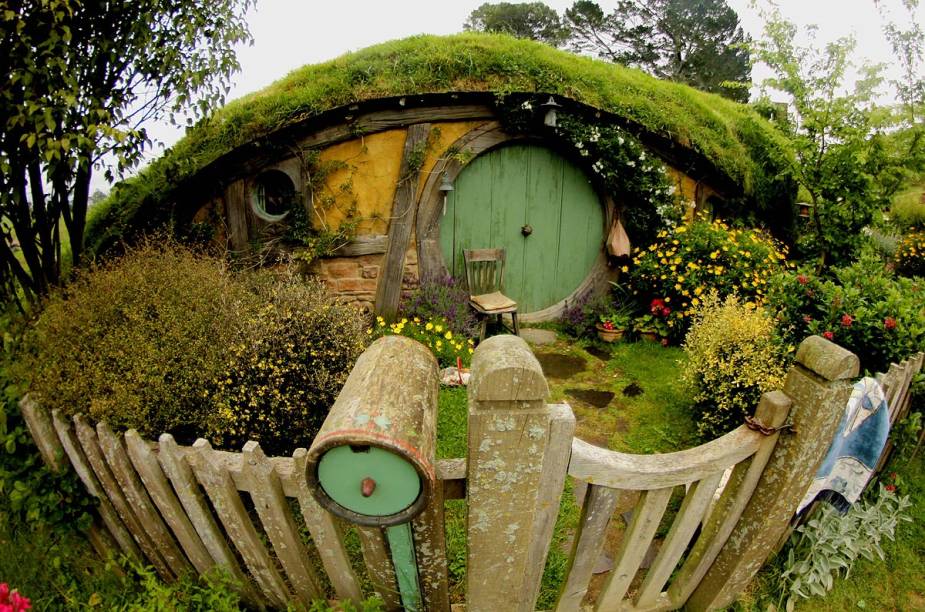 A maioria das casas não possibilita a entrada dos turistas, no entanto, a decoração vista pelas janelas do lado de fora compõe o interior dos buracos de Hobbit A maioria das casas não possibilita a entrada dos turistas, no entanto, a decoração vista pelas janelas do lado de fora compõe o interior dos buracos de Hobbit