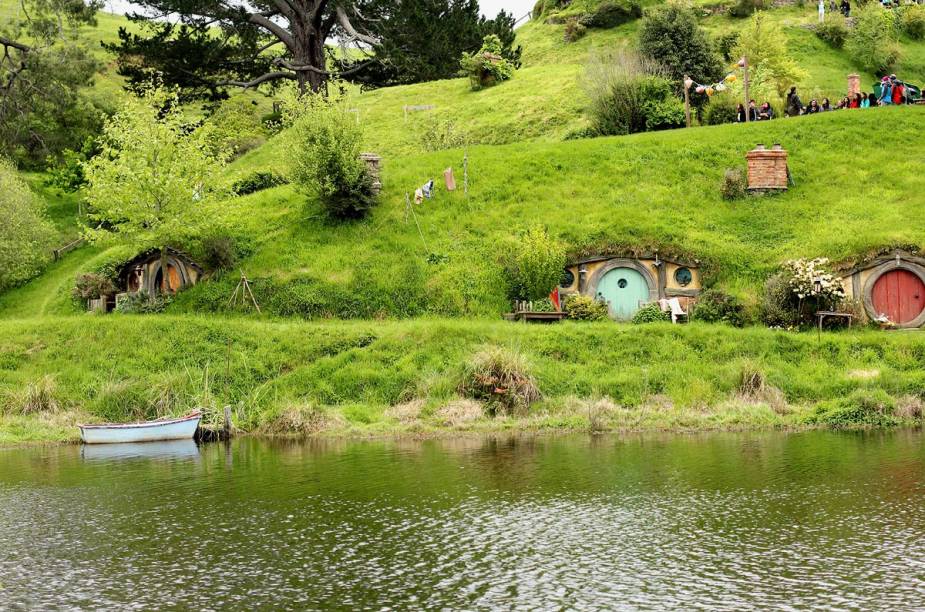 As casas em Hobbiton são fixadas no terreno acidentado que proporciona o efeito nos filmes As casas em Hobbiton são fixadas no terreno acidentado que proporciona o efeito nos filmes