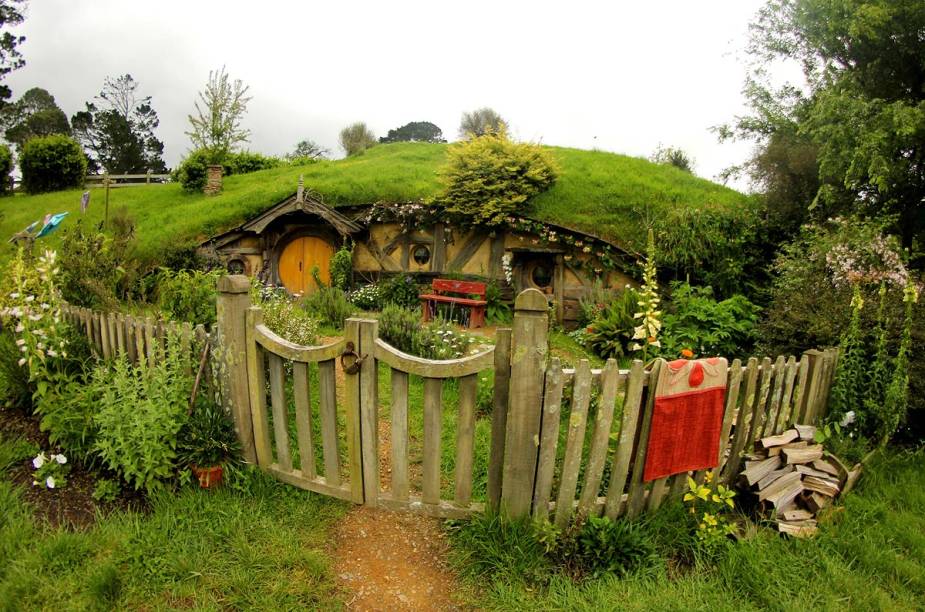 Por ser 95% natural, Hobbiton muda a cada estação, com o colorido das flores na primavera e o cinza do inverno Por ser 95% natural, Hobbiton muda a cada estação, com o colorido das flores na primavera e o cinza do inverno