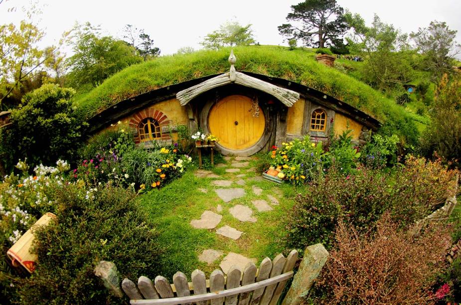 As casas em Hobbiton são fixadas no terreno acidentado que proporciona o efeito nos filmes As casas em Hobbiton são fixadas no terreno acidentado que proporciona o efeito nos filmes