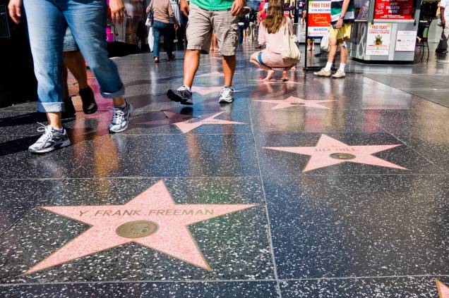 <strong><a href="https://viajeaqui.abril.com.br/estabelecimentos/estados-unidos-los-angeles-atracao-hollywood" rel="Hollywood" target="_blank">Hollywood</a> Boulevard, <a href="https://viajeaqui.abril.com.br/cidades/estados-unidos-los-angeles" rel="Los Angeles" target="_blank">Los Angeles</a></strong> A avenida pode ser conhecida, mas famosa mesmo é a porção de dois quilômetros onde se espalham pelo chão as 2 mil estrelas que compõem a <a href="https://viajeaqui.abril.com.br/estabelecimentos/estados-unidos-los-angeles-atracao-calcada-da-fama-hollywood-walk-of-fame" rel="Calçada da Fama" target="_blank">Calçada da Fama</a>, com o nome de pessoas importantes da música, do cinema, da televisão, do rádio e do teatro <strong><a href="https://viajeaqui.abril.com.br/estabelecimentos/estados-unidos-los-angeles-atracao-hollywood" rel="Hollywood" target="_blank">Hollywood</a> Boulevard, <a href="https://viajeaqui.abril.com.br/cidades/estados-unidos-los-angeles" rel="Los Angeles" target="_blank">Los Angeles</a></strong> A avenida pode ser conhecida, mas famosa mesmo é a porção de dois quilômetros onde se espalham pelo chão as 2 mil estrelas que compõem a <a href="https://viajeaqui.abril.com.br/estabelecimentos/estados-unidos-los-angeles-atracao-calcada-da-fama-hollywood-walk-of-fame" rel="Calçada da Fama" target="_blank">Calçada da Fama</a>, com o nome de pessoas importantes da música, do cinema, da televisão, do rádio e do teatro