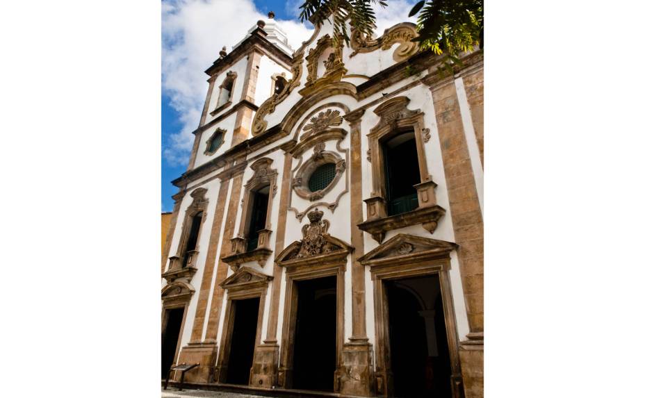 <a href="https://viajeaqui.abril.com.br/estabelecimentos/br-pe-recife-atracao-igreja-n-s-do-rosario-dos-homens-pretos" rel="Igreja Nossa Senhora do Rosário dos Homens Pretos:"><strong>Igreja Nossa Senhora do Rosário dos Homens Pretos:</strong></a> erguida por escravos, tem altares barrocos e imagens do século 18 – Rua Estreita do Rosário (Santo Antônio), de segunda a sexta-feira das 08h às 17h