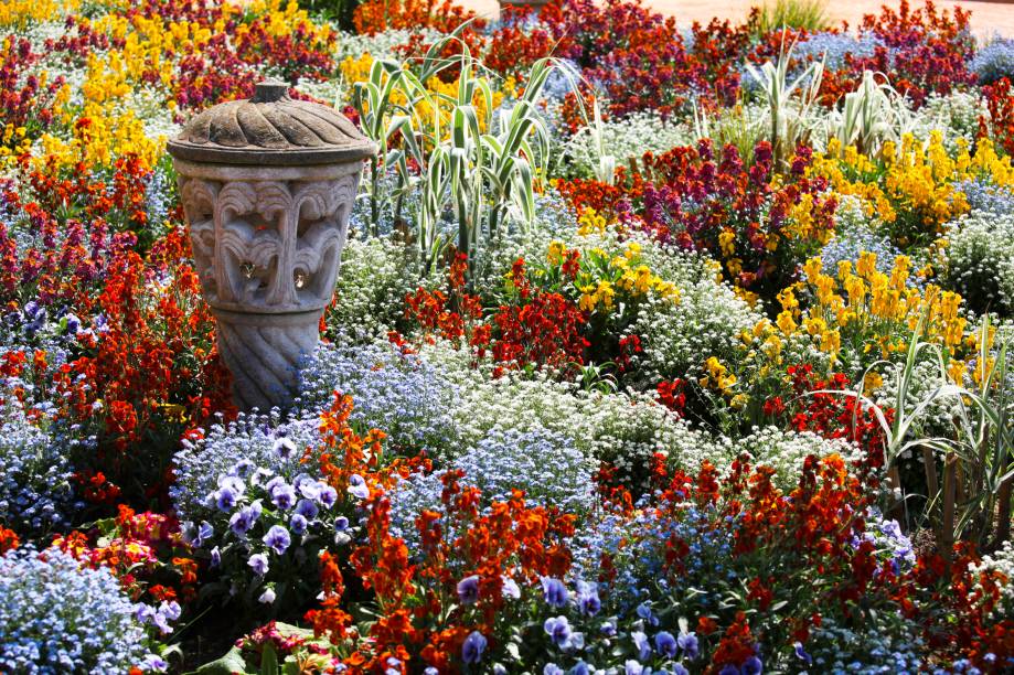 <strong>Honfleur</strong>Com um nome de origem viking, Honfleur passou por maus bocados durante a Segunda Guerra Mundial. Hoje, é um ponto cultural riquíssimo, com museus e igrejas que imploram por uma vista e arquitetura que merece uma longa observada. Tudo isso ainda fica mais charmoso com os montantes de flores que se espalham pela cidade <strong>Honfleur</strong>Com um nome de origem viking, Honfleur passou por maus bocados durante a Segunda Guerra Mundial. Hoje, é um ponto cultural riquíssimo, com museus e igrejas que imploram por uma vista e arquitetura que merece uma longa observada. Tudo isso ainda fica mais charmoso com os montantes de flores que se espalham pela cidade