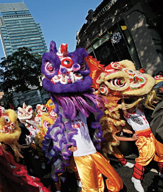 <strong><a href="https://seculoxxi.com.br" rel="SÉCULO XXI" target="_blank">SÉCULO XXI</a> </strong>(11/3702-3702)<strong>O QUE ELA FAZ POR VOCÊ:</strong> Tem mais de 20 roteiros pela região.<strong>PACOTE:</strong> <strong><a href="https://viajeaqui.abril.com.br/paises/china" rel="China">China</a> </strong>rapidão: três noites em <strong><a href="https://viajeaqui.abril.com.br/cidades/china-pequim-beijing" rel="Pequim" target="_blank">Pequim</a>,</strong> duas em <strong><a href="https://viajeaqui.abril.com.br/cidades/china-xangai-shanghai" rel="Xangai" target="_blank">Xangai</a></strong> e duas em<strong> <a href="https://viajeaqui.abril.com.br/cidades/china-hong-kong" rel="Hong Kong" target="_blank">Hong Kong</a> (foto)</strong>, com traslados de trem-bala, saem desde US$ 2 391. <strong><a href="https://seculoxxi.com.br" rel="SÉCULO XXI" target="_blank">SÉCULO XXI</a> </strong>(11/3702-3702)<strong>O QUE ELA FAZ POR VOCÊ:</strong> Tem mais de 20 roteiros pela região.<strong>PACOTE:</strong> <strong><a href="https://viajeaqui.abril.com.br/paises/china" rel="China">China</a> </strong>rapidão: três noites em <strong><a href="https://viajeaqui.abril.com.br/cidades/china-pequim-beijing" rel="Pequim" target="_blank">Pequim</a>,</strong> duas em <strong><a href="https://viajeaqui.abril.com.br/cidades/china-xangai-shanghai" rel="Xangai" target="_blank">Xangai</a></strong> e duas em<strong> <a href="https://viajeaqui.abril.com.br/cidades/china-hong-kong" rel="Hong Kong" target="_blank">Hong Kong</a> (foto)</strong>, com traslados de trem-bala, saem desde US$ 2 391.