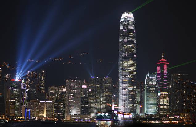 <strong>1º Lugar: <a href="https://viajeaqui.abril.com.br/cidades/china-hong-kong" rel="Hong Kong" target="_blank">Hong Kong, China</a></strong>O horizonte de Hong Kong é composto por quase 8 mil prédios<em><a href="https://www.booking.com/city/hk/hong-kong.pt-br.html?aid=332455&label=viagemabril-skylines" rel="Veja hotéis em Hong Kong no booking.com" target="_blank">Veja hotéis em Hong Kong no booking.com</a></em> <strong>1º Lugar: <a href="https://viajeaqui.abril.com.br/cidades/china-hong-kong" rel="Hong Kong" target="_blank">Hong Kong, China</a></strong>O horizonte de Hong Kong é composto por quase 8 mil prédios<em><a href="https://www.booking.com/city/hk/hong-kong.pt-br.html?aid=332455&label=viagemabril-skylines" rel="Veja hotéis em Hong Kong no booking.com" target="_blank">Veja hotéis em Hong Kong no booking.com</a></em>
