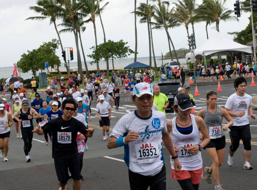 <a href="https://www.honolulumarathon.org/" rel="Maratona de Honolulu" target="_blank"><strong>Maratona de Honolulu</strong></a><strong> – 9 de dezembro de 2012 </strong><strong>–</strong><strong> Honolulu, Havaí</strong> <br /> O <strong>Havaí</strong> sempre é lembrado no cenário esportivo pelo surfe, mas em dezembro acontece a <strong>Maratona de <a href="https://viajeaqui.abril.com.br/cidades/estados-unidos-honolulu" rel="Honolulu" target="_blank">Honolulu</a></strong>. O trajeto é praticamente todo feito próximo da praia, entre elas, <strong>Waikiki</strong> e <strong>baía de Munalua</strong>. Nos outros dias que ficar por lá, essas mesmas praias que você passou correndo devem ser aproveitadas, com toda a calma. A parte histórica da ilha de Oahu – onde fica Honolulu – pode ser explorada com um passeio centro da cidade. No <a href="https://www.honolulumarathon.org/" rel="site oficial da Maratona de Honolulu" target="_blank">site oficial da Maratona de Honolulu</a> você pode se inscrever e ter mais informações sobre a prova. <a href="https://www.honolulumarathon.org/" rel="Maratona de Honolulu" target="_blank"><strong>Maratona de Honolulu</strong></a><strong> – 9 de dezembro de 2012 </strong><strong>–</strong><strong> Honolulu, Havaí</strong> <br /> O <strong>Havaí</strong> sempre é lembrado no cenário esportivo pelo surfe, mas em dezembro acontece a <strong>Maratona de <a href="https://viajeaqui.abril.com.br/cidades/estados-unidos-honolulu" rel="Honolulu" target="_blank">Honolulu</a></strong>. O trajeto é praticamente todo feito próximo da praia, entre elas, <strong>Waikiki</strong> e <strong>baía de Munalua</strong>. Nos outros dias que ficar por lá, essas mesmas praias que você passou correndo devem ser aproveitadas, com toda a calma. A parte histórica da ilha de Oahu – onde fica Honolulu – pode ser explorada com um passeio centro da cidade. No <a href="https://www.honolulumarathon.org/" rel="site oficial da Maratona de Honolulu" target="_blank">site oficial da Maratona de Honolulu</a> você pode se inscrever e ter mais informações sobre a prova.