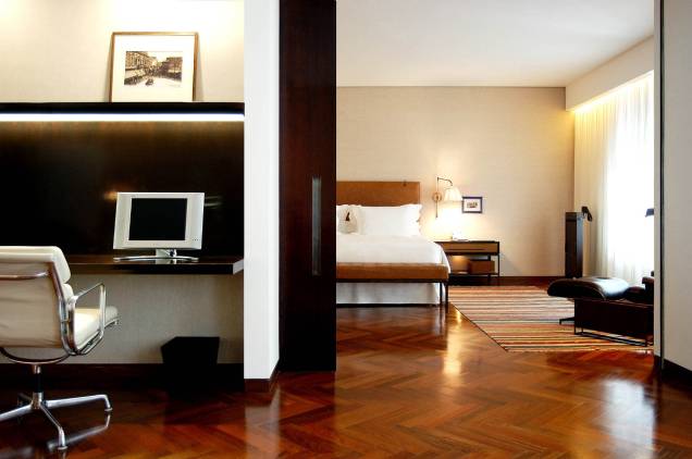 <strong><a href="https://viajeaqui.abril.com.br/estabelecimentos/br-sp-sao-paulo-hospedagem-fasano" rel="Fasano">Fasano</a></strong><br />O hotel da famosíssima grife gastronômica tem decoração que remete aos anos 30, com tijolos ingleses aparentes na fachada e móveis desenhados pelo arquiteto Isay Weinfeld. Os quartos, de 35 e 45 metros quadrados, e as suítes, de até 120 metros quadrados, têm cortinas de linho e camas king-size com lençóis de 500 fios. O restaurante Fasano, três estrelas no GUIA QUATRO RODAS, e o badalado bar Baretto têm acesso pelo lobby. <em>R. Vitório Fasano, 88, Cerqueira César, 11/3896-4000, <a href="https://www.fasano.com.br" rel="www.fasano.com.br">www.fasano.com.br</a></em> <strong><a href="https://viajeaqui.abril.com.br/estabelecimentos/br-sp-sao-paulo-hospedagem-fasano" rel="Fasano">Fasano</a></strong><br />O hotel da famosíssima grife gastronômica tem decoração que remete aos anos 30, com tijolos ingleses aparentes na fachada e móveis desenhados pelo arquiteto Isay Weinfeld. Os quartos, de 35 e 45 metros quadrados, e as suítes, de até 120 metros quadrados, têm cortinas de linho e camas king-size com lençóis de 500 fios. O restaurante Fasano, três estrelas no GUIA QUATRO RODAS, e o badalado bar Baretto têm acesso pelo lobby. <em>R. Vitório Fasano, 88, Cerqueira César, 11/3896-4000, <a href="https://www.fasano.com.br" rel="www.fasano.com.br">www.fasano.com.br</a></em>