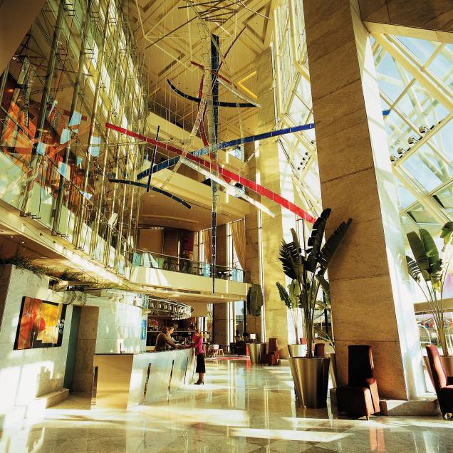 <strong><a href="https://viajeaqui.abril.com.br/estabelecimentos/br-sp-sao-paulo-hospedagem-hilton-morumbi" rel="Hilton Morumbi">Hilton Morumbi</a></strong><br />Reúne conforto, estrutura e serviço impecáveis e, por isso, é o endereço de autoridades internacionais em passagem por São Paulo. Quem se hospeda nos andares executivos (do 23º ao 27º) conta com happy hour num lounge e uma hora de uso gratuito de uma sala de reuniões. Os 80 quartos têm equipamentos diferentes conforme a categoria: há home theater, copiadora e impressora nas Suítes e kit de massagem, CDs e livros nos Relaxation Rooms. A gastronomia também tem vez. O restaurante Canvas é estrelado pelo GUIA QUATRO RODAS, e o Caffè Cino serve grande variedade de sanduíches, pães caseiros e sobremesas. <em>Av. das Nações Unidas, 12901, Brooklin Novo, 11/2845-0000, reservas 0800-596-0000, <a href="https://www.hilton.com" rel="www.hilton.com">www.hilton.com</a></em> <strong><a href="https://viajeaqui.abril.com.br/estabelecimentos/br-sp-sao-paulo-hospedagem-hilton-morumbi" rel="Hilton Morumbi">Hilton Morumbi</a></strong><br />Reúne conforto, estrutura e serviço impecáveis e, por isso, é o endereço de autoridades internacionais em passagem por São Paulo. Quem se hospeda nos andares executivos (do 23º ao 27º) conta com happy hour num lounge e uma hora de uso gratuito de uma sala de reuniões. Os 80 quartos têm equipamentos diferentes conforme a categoria: há home theater, copiadora e impressora nas Suítes e kit de massagem, CDs e livros nos Relaxation Rooms. A gastronomia também tem vez. O restaurante Canvas é estrelado pelo GUIA QUATRO RODAS, e o Caffè Cino serve grande variedade de sanduíches, pães caseiros e sobremesas. <em>Av. das Nações Unidas, 12901, Brooklin Novo, 11/2845-0000, reservas 0800-596-0000, <a href="https://www.hilton.com" rel="www.hilton.com">www.hilton.com</a></em>