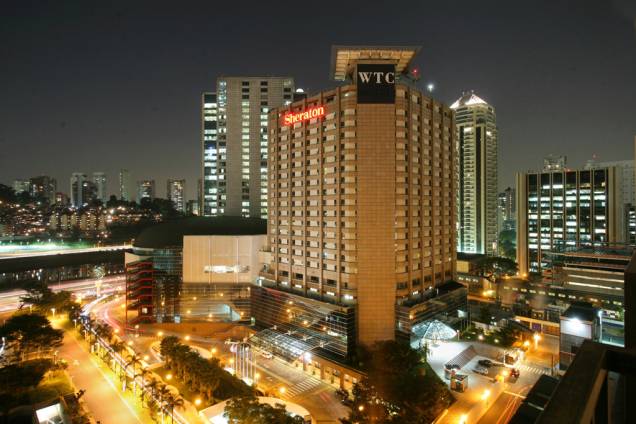 <strong><a href="https://viajeaqui.abril.com.br/estabelecimentos/br-sp-sao-paulo-hospedagem-sheraton-wtc" rel="Sheraton São Paulo WTC">Sheraton São Paulo WTC</a></strong><br />No check-in, o hóspede ganha um "passaporte de serviços", onde estão listadas facilidades como aluguel de GPS e de armário pessoal (para quem vem com frequência e quer eliminar as malas na viagem), além de desconto num clube de golfe da cidade. As 67 acomodações "design" são assinadas por arquitetos e decoradores famosos - quem se hospeda nelas é recebido com frutas e espumante e recebe a atenção de um mordomo, menu de travesseiros, café da manhã exclusivo e acesso a um lounge com computadores conectados à internet. <em>Av. das Nações Unidas, 12559, Brooklin Novo, 11/3055-8000, reservas 0800-7700-982, <a href="https://www.sheratonsaopaulowtc.com.br" rel="www.sheratonsaopaulowtc.com.br">www.sheratonsaopaulowtc.com.br</a></em> <strong><a href="https://viajeaqui.abril.com.br/estabelecimentos/br-sp-sao-paulo-hospedagem-sheraton-wtc" rel="Sheraton São Paulo WTC">Sheraton São Paulo WTC</a></strong><br />No check-in, o hóspede ganha um "passaporte de serviços", onde estão listadas facilidades como aluguel de GPS e de armário pessoal (para quem vem com frequência e quer eliminar as malas na viagem), além de desconto num clube de golfe da cidade. As 67 acomodações "design" são assinadas por arquitetos e decoradores famosos - quem se hospeda nelas é recebido com frutas e espumante e recebe a atenção de um mordomo, menu de travesseiros, café da manhã exclusivo e acesso a um lounge com computadores conectados à internet. <em>Av. das Nações Unidas, 12559, Brooklin Novo, 11/3055-8000, reservas 0800-7700-982, <a href="https://www.sheratonsaopaulowtc.com.br" rel="www.sheratonsaopaulowtc.com.br">www.sheratonsaopaulowtc.com.br</a></em>