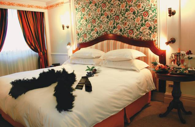 <strong><a href="https://viajeaqui.abril.com.br/estabelecimentos/ar-buenos-aires-hospedagem-sofitel" rel="Sofitel">Sofitel</a></strong><br />Ao olhar pela janela, o hóspede vê o Parque do Ibirapuera. A mobília e a decoração dos quartos, elegantes, disfarçam a tecnologia e a automação das instalações. <em>R. Sena Madureira, 1355, Ibirapuera, 11/3201-0800, <a href="https://www.sofitel.com.br" rel="www.sofitel.com.br">www.sofitel.com.br</a></em> <strong><a href="https://viajeaqui.abril.com.br/estabelecimentos/ar-buenos-aires-hospedagem-sofitel" rel="Sofitel">Sofitel</a></strong><br />Ao olhar pela janela, o hóspede vê o Parque do Ibirapuera. A mobília e a decoração dos quartos, elegantes, disfarçam a tecnologia e a automação das instalações. <em>R. Sena Madureira, 1355, Ibirapuera, 11/3201-0800, <a href="https://www.sofitel.com.br" rel="www.sofitel.com.br">www.sofitel.com.br</a></em>