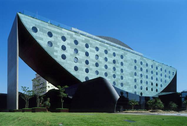 <strong><a href="https://viajeaqui.abril.com.br/estabelecimentos/br-sp-sao-paulo-hospedagem-unique" rel="Unique">Unique</a></strong><br />Em formato de meia-lua invertida e cravejado de janelas redondas, o prédio causa impacto logo à primeira vista. Projetado pelo arquiteto Ruy Ohtake e decorado pelo não menos badalado João Armentano, o hotel preza pelos detalhes. Elevadores e corredores são propositalmente escuros para criar privacidade, e contrastam com a claridade dos quartos - todos com camas muito confortáveis, moderna hidro, telefone sem fio, comando de janela automático e frigobar repleto de produtos importados. Na cobertura, brilham a culinária estrelada do restaurante Skye e a vontade de "ver e ser visto" no bar à beira da piscina. <em>Av. Brig. Luís Antônio, 4700, Jd. Paulista, 11/3055-4700, <a href="https://www.hotelunique.com.br" rel="www.hotelunique.com.br">www.hotelunique.com.br</a></em> <strong><a href="https://viajeaqui.abril.com.br/estabelecimentos/br-sp-sao-paulo-hospedagem-unique" rel="Unique">Unique</a></strong><br />Em formato de meia-lua invertida e cravejado de janelas redondas, o prédio causa impacto logo à primeira vista. Projetado pelo arquiteto Ruy Ohtake e decorado pelo não menos badalado João Armentano, o hotel preza pelos detalhes. Elevadores e corredores são propositalmente escuros para criar privacidade, e contrastam com a claridade dos quartos - todos com camas muito confortáveis, moderna hidro, telefone sem fio, comando de janela automático e frigobar repleto de produtos importados. Na cobertura, brilham a culinária estrelada do restaurante Skye e a vontade de "ver e ser visto" no bar à beira da piscina. <em>Av. Brig. Luís Antônio, 4700, Jd. Paulista, 11/3055-4700, <a href="https://www.hotelunique.com.br" rel="www.hotelunique.com.br">www.hotelunique.com.br</a></em>