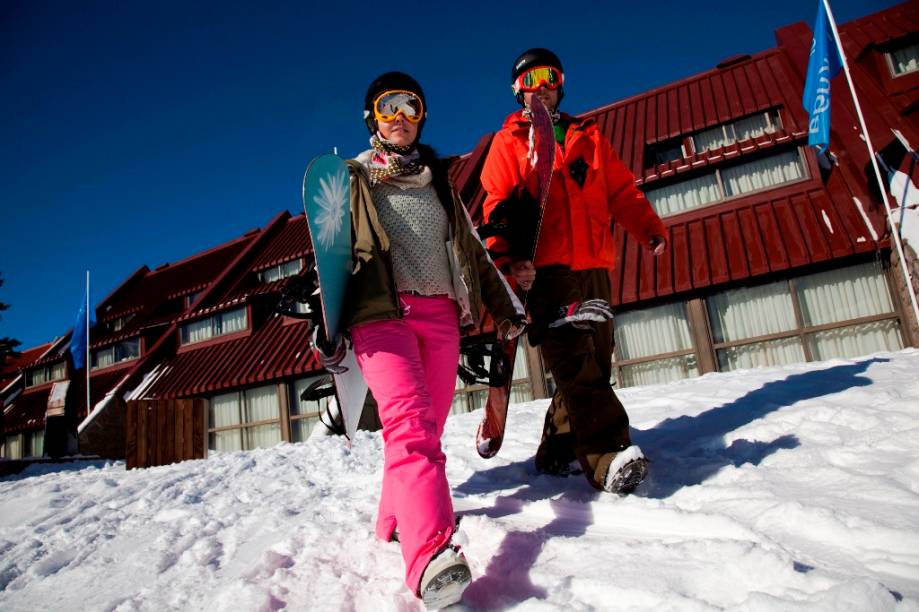 Localizado junto à pista Eros, o hotel Acuario permite acesso direto à neve. Contando com quarenta quartos, abriga mais de cem hóspedes