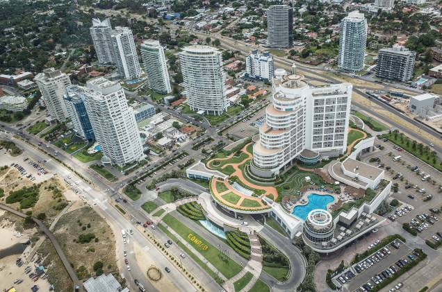 <a href="https://www.agaxturviagens.com.br/" rel="AGAXTUR" target="_blank"><strong>AGAXTUR</strong></a> <strong>O QUE ELA FAZ POR VOCÊ</strong> Leva a um hotel icônico de <a href="https://viajeaqui.abril.com.br/cidades/uruguai-punta-del-este" rel="Punta del Este" target="_blank">Punta del Este</a>. <strong>PACOTE</strong> Proibidos no Brasil desde 1946, os cassinos são motivo de curiosidade entre nós. E basta atravessar a fronteira com o <a href="https://viajeaqui.abril.com.br/paises/uruguai" rel="Uruguai" target="_blank">Uruguai</a> para encontrá-los, muitos em Punta del Este. As quatro noites são no <a href="https://conrad.com.uy/" rel="Conrad" target="_blank">Conrad</a> (foto), hotel da Playa Mansa que abriga o cassino mais célebre da região. Com um jantar no restaurante Las Brisas, no hotel, sai desde US$ 627. <a href="https://www.agaxturviagens.com.br/" rel="AGAXTUR" target="_blank"><strong>AGAXTUR</strong></a> <strong>O QUE ELA FAZ POR VOCÊ</strong> Leva a um hotel icônico de <a href="https://viajeaqui.abril.com.br/cidades/uruguai-punta-del-este" rel="Punta del Este" target="_blank">Punta del Este</a>. <strong>PACOTE</strong> Proibidos no Brasil desde 1946, os cassinos são motivo de curiosidade entre nós. E basta atravessar a fronteira com o <a href="https://viajeaqui.abril.com.br/paises/uruguai" rel="Uruguai" target="_blank">Uruguai</a> para encontrá-los, muitos em Punta del Este. As quatro noites são no <a href="https://conrad.com.uy/" rel="Conrad" target="_blank">Conrad</a> (foto), hotel da Playa Mansa que abriga o cassino mais célebre da região. Com um jantar no restaurante Las Brisas, no hotel, sai desde US$ 627.