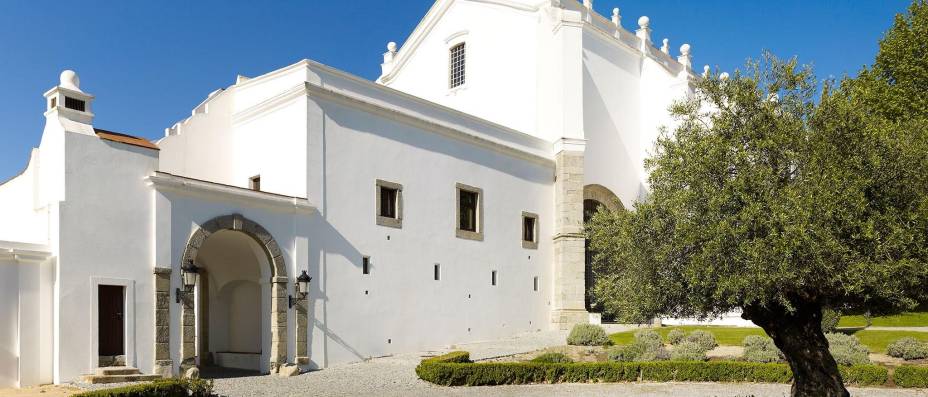 <strong>Carro e Lisboa cinco-estrelas</strong>As seis noites luxuosas são divididas entre <a href="https://viajeaqui.abril.com.br/cidades/portugal-lisboa" rel="Lisboa" target="_blank">Lisboa</a>, no <a href="https://www.olissippohotels.com/pt/Grupo/Hoteis-Olissippo/Lapa-Palace/O-Hotel.aspx" rel="Lapa Palace" target="_blank">Lapa Palace</a>, instalado em palacete do século 19, e <a href="https://viajeaqui.abril.com.br/cidades/portugal-evora" rel="Évora" target="_blank">Évora</a>, no <a href="https://www.conventodoespinheiro.com/" rel="Convento do Espinheiro" target="_blank">Convento do Espinheiro</a> (foto), que preserva a arquitetura caiada de um convento do século 15. Inclui sete diárias de carro.<strong>Quando:</strong> até novembro<strong>Quem leva:</strong> <a href="https://interpoint.com.br/" rel="Interpoint" target="_blank">Interpoint</a><strong>Quanto:</strong> € 1 230 (sem aéreo) <strong>Carro e Lisboa cinco-estrelas</strong>As seis noites luxuosas são divididas entre <a href="https://viajeaqui.abril.com.br/cidades/portugal-lisboa" rel="Lisboa" target="_blank">Lisboa</a>, no <a href="https://www.olissippohotels.com/pt/Grupo/Hoteis-Olissippo/Lapa-Palace/O-Hotel.aspx" rel="Lapa Palace" target="_blank">Lapa Palace</a>, instalado em palacete do século 19, e <a href="https://viajeaqui.abril.com.br/cidades/portugal-evora" rel="Évora" target="_blank">Évora</a>, no <a href="https://www.conventodoespinheiro.com/" rel="Convento do Espinheiro" target="_blank">Convento do Espinheiro</a> (foto), que preserva a arquitetura caiada de um convento do século 15. Inclui sete diárias de carro.<strong>Quando:</strong> até novembro<strong>Quem leva:</strong> <a href="https://interpoint.com.br/" rel="Interpoint" target="_blank">Interpoint</a><strong>Quanto:</strong> € 1 230 (sem aéreo)