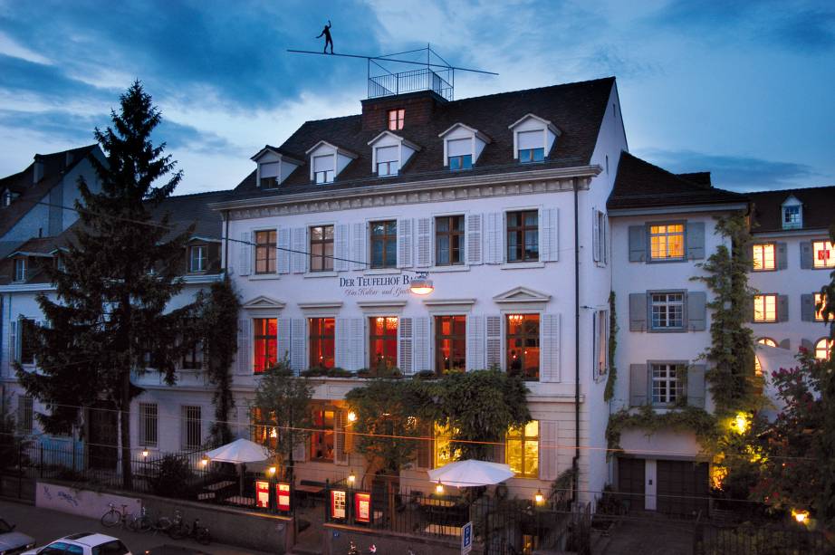 4. A marca do hotel Der Teufelhof está no telhado - a escultura de um equilibrista. O hotel funciona como galeria e abriga um pequeno teatro. Um de seus dois restaurantes foi estrelado pelo Michelin. (Leonhardsgraben 49)