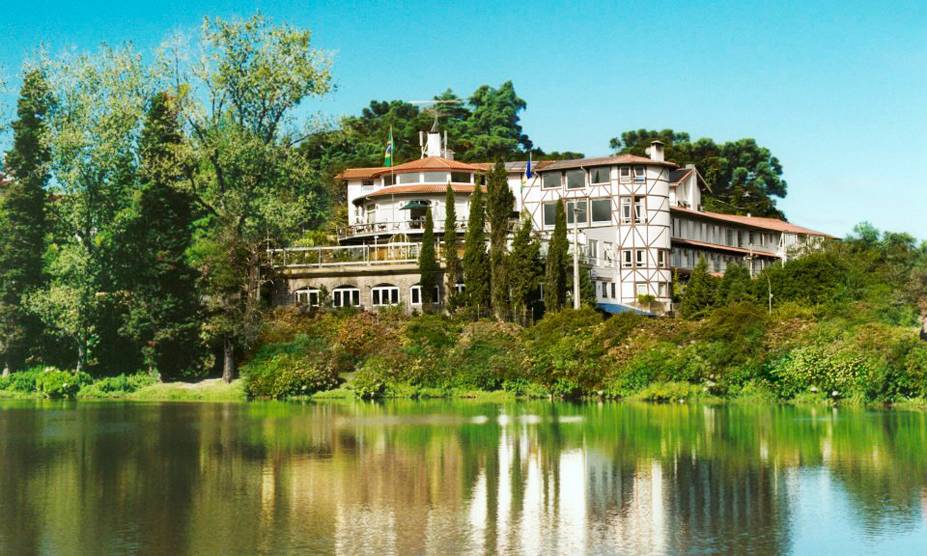 <strong>9. <a href="https://viajeaqui.abril.com.br/estabelecimentos/br-rs-gramado-hospedagem-estalagem-st-hubertus" rel="Hotel Estalagem St Hubertus" target="_blank">Hotel Estalagem St Hubertus</a>, <a href="https://viajeaqui.abril.com.br/cidades/br-rs-gramado/fotos" rel="Gramado" target="_blank">Gramado</a>, Brasil</strong>O vencedor nacional é perfeito para casais: fica na Serra Gaúcha e tem atmosfera romântica e tranquila às margens do Lago Negro.Mês mais barato para se hospedar: Março