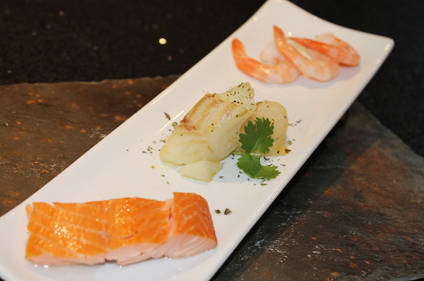 O menu a la carte oferece uma grande variedade de peixes e crustáceos (sim, isso é comida de gato) O menu a la carte oferece uma grande variedade de peixes e crustáceos (sim, isso é comida de gato)