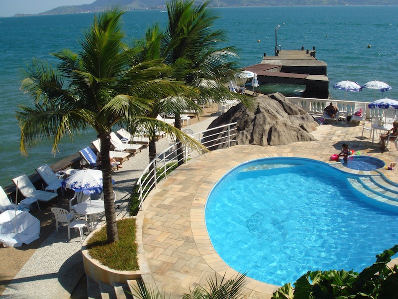 <strong>10. <a href="https://www.hotelmercedes.com.br/" target="_blank" rel="noopener">Hotel Mercedes</a> – Praia Mercedes, Ilhabela </strong>Hotel 4 estrelas à beira-mar, com acesso privativo à Praia Mercedes, piscinas naturais e bar que serve drinks na praia. Todos os quartos têm varanda, alguns com vista para o mar e outros para o jardim onde florescem espécies da Mata Atlântica. Alguns quartos também têm banheira de hidromassagem.<a href="https://www.booking.com/hotel/br/mercedes.pt-br.html?aid=332455;label=viagemabril-pousadaslitoralsp;sid=eedbe6de09e709d664615ac6f1b39a5d;all_sr_blocks=33963201_98853174_0_1_0;checkin=2017-11-09;checkout=2017-11-10;dest_id=-646567;dest_type=city;dist=0;group_adults=2;group_children=0;hapos=1;highlighted_blocks=33963201_98853174_0_1_0;hpos=1;no_rooms=1;room1=A%2CA;sb_price_type=total;srepoch=1508446506;srfid=e894079ba2369402f99e77b6f6932c8bbe8b6b1eX1;srpvid=9fed9314dce800bb;type=total;ucfs=1�" target="_blank" rel="noopener"><em>Reserve a sua hospedagem no Hotel Mercedes através do Booking.com</em></a> <strong>10. <a href="https://www.hotelmercedes.com.br/" target="_blank" rel="noopener">Hotel Mercedes</a> – Praia Mercedes, Ilhabela </strong>Hotel 4 estrelas à beira-mar, com acesso privativo à Praia Mercedes, piscinas naturais e bar que serve drinks na praia. Todos os quartos têm varanda, alguns com vista para o mar e outros para o jardim onde florescem espécies da Mata Atlântica. Alguns quartos também têm banheira de hidromassagem.<a href="https://www.booking.com/hotel/br/mercedes.pt-br.html?aid=332455;label=viagemabril-pousadaslitoralsp;sid=eedbe6de09e709d664615ac6f1b39a5d;all_sr_blocks=33963201_98853174_0_1_0;checkin=2017-11-09;checkout=2017-11-10;dest_id=-646567;dest_type=city;dist=0;group_adults=2;group_children=0;hapos=1;highlighted_blocks=33963201_98853174_0_1_0;hpos=1;no_rooms=1;room1=A%2CA;sb_price_type=total;srepoch=1508446506;srfid=e894079ba2369402f99e77b6f6932c8bbe8b6b1eX1;srpvid=9fed9314dce800bb;type=total;ucfs=1�" target="_blank" rel="noopener"><em>Reserve a sua hospedagem no Hotel Mercedes através do Booking.com</em></a>