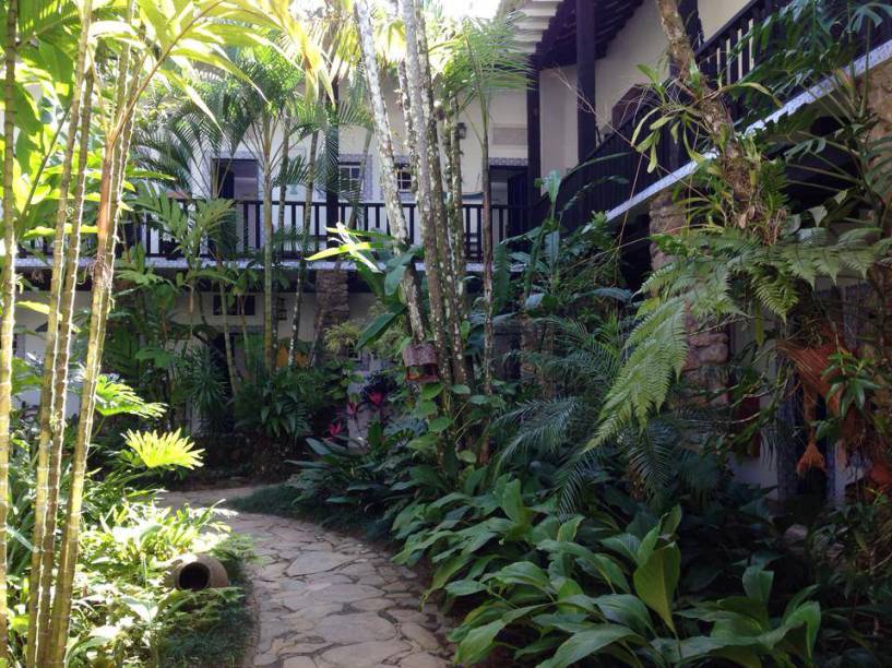 <strong>7. <a href="https://solardasaguascantantes.com.br/" target="_blank" rel="noopener">Hotel Solar das Águas Cantantes</a> – Praia do Lázaro, Ubatuba</strong> Localizado a 200 metros da Praia do Lázaro, outra praia famosa da região é a da Sununga, a 500 metros da hospedaria. Da recepção é possível alugar snorkels e pés de pato para observar a vida marinha e contratar passeios de escuna pelas ilhas próximas ou pelas trilhas nos morros circundantes. Também é possível contratar passeios de observação de pássaros.<a href="https://www.booking.com/hotel/br/solar-das-aguas-cantantes.pt-br.html?aid=332455;label=viagemabril-pousadaslitoralsp;sid=eedbe6de09e709d664615ac6f1b39a5d;checkin=2017-11-09;checkout=2017-11-10;ucfs=1;srpvid=4eac935033f300b7;srepoch=1508446626;highlighted_blocks=44804901_101998976_0_1_0;all_sr_blocks=44804901_101998976_0_1_0;room1=A%2CA;hpos=1;hapos=1;dest_type=city;dest_id=-677399;srfid=fa3cee01ff90a8f3a397ad0dbb5e3e9e8f1a02fdX1;from=searchresults;highlight_room=#hotelTmpl" target="_blank" rel="noopener"><em>Reserve a sua estadia neste hotel através do Booking.com</em></a> <strong>7. <a href="https://solardasaguascantantes.com.br/" target="_blank" rel="noopener">Hotel Solar das Águas Cantantes</a> – Praia do Lázaro, Ubatuba</strong> Localizado a 200 metros da Praia do Lázaro, outra praia famosa da região é a da Sununga, a 500 metros da hospedaria. Da recepção é possível alugar snorkels e pés de pato para observar a vida marinha e contratar passeios de escuna pelas ilhas próximas ou pelas trilhas nos morros circundantes. Também é possível contratar passeios de observação de pássaros.<a href="https://www.booking.com/hotel/br/solar-das-aguas-cantantes.pt-br.html?aid=332455;label=viagemabril-pousadaslitoralsp;sid=eedbe6de09e709d664615ac6f1b39a5d;checkin=2017-11-09;checkout=2017-11-10;ucfs=1;srpvid=4eac935033f300b7;srepoch=1508446626;highlighted_blocks=44804901_101998976_0_1_0;all_sr_blocks=44804901_101998976_0_1_0;room1=A%2CA;hpos=1;hapos=1;dest_type=city;dest_id=-677399;srfid=fa3cee01ff90a8f3a397ad0dbb5e3e9e8f1a02fdX1;from=searchresults;highlight_room=#hotelTmpl" target="_blank" rel="noopener"><em>Reserve a sua estadia neste hotel através do Booking.com</em></a>