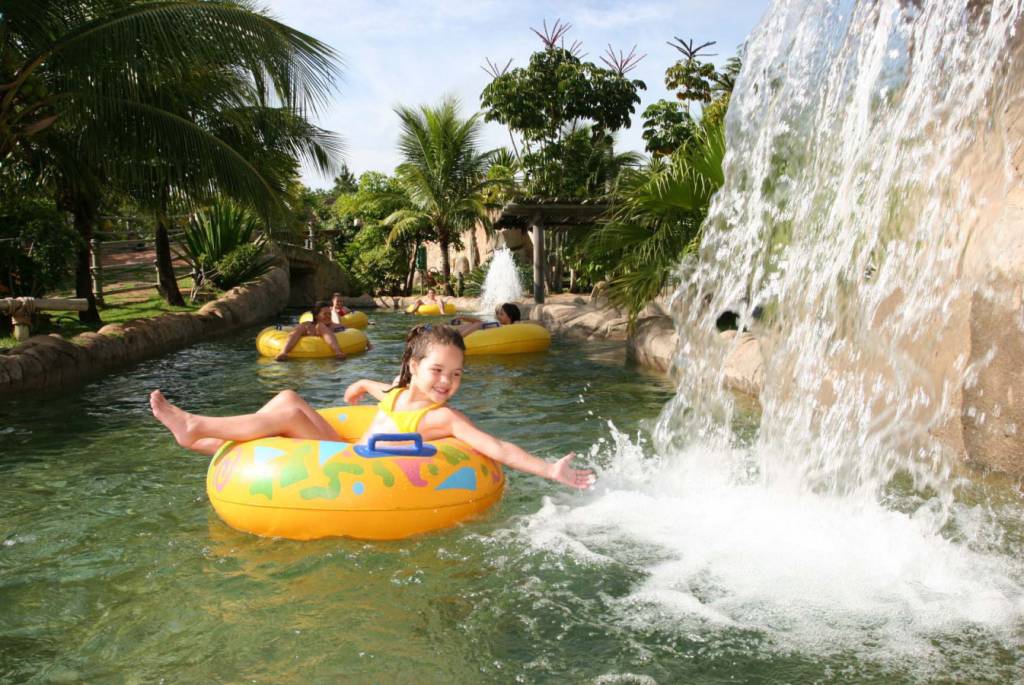 <strong>Rio Quente Resorts, Rio Quente (GO)</strong><br /><br />Abastecido pelas águas quentes da “praia do Cerrado”, o <a href="https://viajeaqui.abril.com.br/estabelecimentos/br-go-rio-quente-hospedagem-rio-quente-resorts-hotel-turismo" rel="Rio Quente Resorts">Rio Quente Resorts</a>, em <a href="https://viajeaqui.abril.com.br/cidades/br-go-rio-quente" rel="Rio Quente">Rio Quente</a>, ainda tem pacotes disponíveis para quem pretende esperar pela chegada do Papai Noel em um grande resort. O pacote de seis noites, de 20 a 27 de dezembro, custa R$ 5.292, preço para dois adultos, mais duas crianças, em regime de meia pensão e acesso livre ao Hot Park. Atividades de lazer para toda a família não vão faltar. Além das piscinas, duchas e ofurôs naturais, o hóspede poderá desfrutar de toda a estrutura do resort, com tirolesas, arena de esportes e palco para shows <strong>Rio Quente Resorts, Rio Quente (GO)</strong><br /><br />Abastecido pelas águas quentes da “praia do Cerrado”, o <a href="https://viajeaqui.abril.com.br/estabelecimentos/br-go-rio-quente-hospedagem-rio-quente-resorts-hotel-turismo" rel="Rio Quente Resorts">Rio Quente Resorts</a>, em <a href="https://viajeaqui.abril.com.br/cidades/br-go-rio-quente" rel="Rio Quente">Rio Quente</a>, ainda tem pacotes disponíveis para quem pretende esperar pela chegada do Papai Noel em um grande resort. O pacote de seis noites, de 20 a 27 de dezembro, custa R$ 5.292, preço para dois adultos, mais duas crianças, em regime de meia pensão e acesso livre ao Hot Park. Atividades de lazer para toda a família não vão faltar. Além das piscinas, duchas e ofurôs naturais, o hóspede poderá desfrutar de toda a estrutura do resort, com tirolesas, arena de esportes e palco para shows