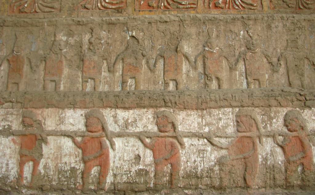 Murais da fachada principal do Templo Velho, na Huaca de la Luna, mostram prisioneiros nus sendo conduzidos para o sacrif&iacute;cio