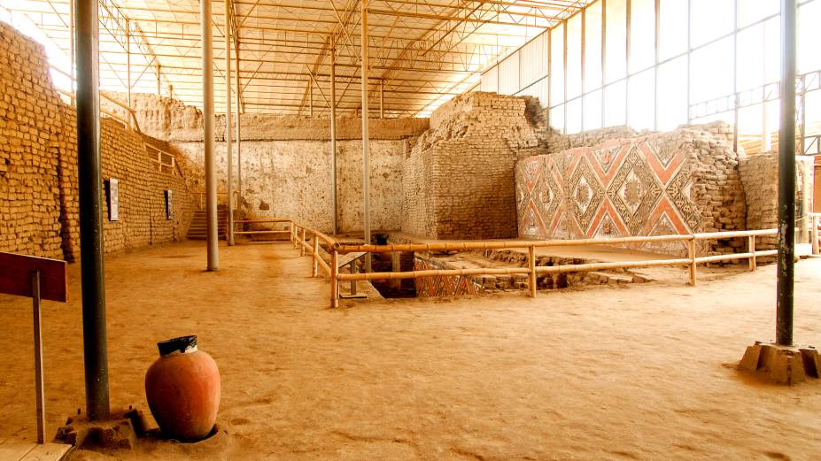A região desértica é caracterizada por construções erguidas pelos povos Moche, que habitaram o país entre os séculos 2 e 6 e que ficaram conhecidos por terem desenvolvido obras importantes de engenharia hidráulica. Por aqui, é possível encontrar construções de adobe, uma matéria-prima muito antiga, plataformas de cerimonial, altares, que inclusive serviam como sacrifícios, e pinturas murais desenvolvidas pelos povos A região desértica é caracterizada por construções erguidas pelos povos Moche, que habitaram o país entre os séculos 2 e 6 e que ficaram conhecidos por terem desenvolvido obras importantes de engenharia hidráulica. Por aqui, é possível encontrar construções de adobe, uma matéria-prima muito antiga, plataformas de cerimonial, altares, que inclusive serviam como sacrifícios, e pinturas murais desenvolvidas pelos povos