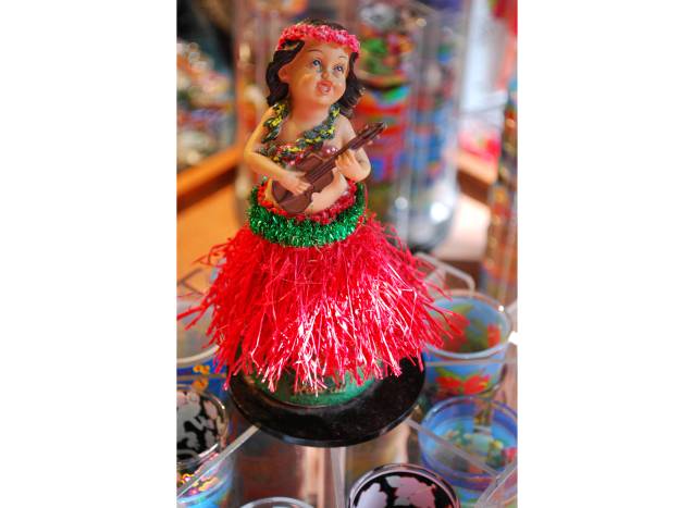 Colares de flores, sutiãs de coco e saias de palha! Junte tudo isso com um ukulele e você tem uma dançarina de hula, a dança (e quase um estilo de vida) típica do Havaí Colares de flores, sutiãs de coco e saias de palha! Junte tudo isso com um ukulele e você tem uma dançarina de hula, a dança (e quase um estilo de vida) típica do Havaí