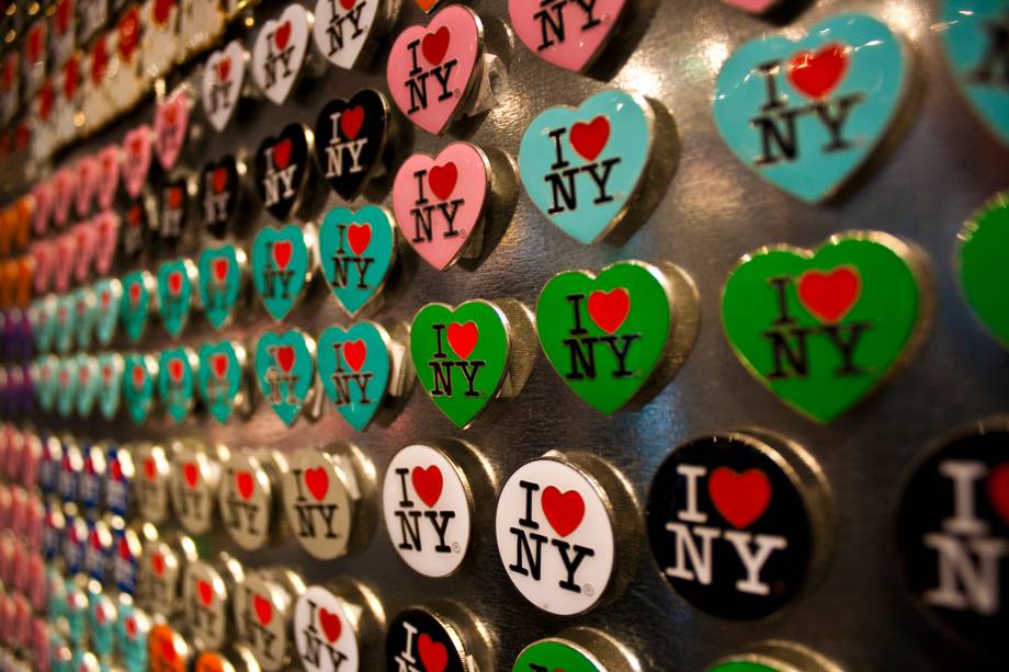 <strong><a href="https://viajeaqui.abril.com.br/cidades/estados-unidos-nova-york" rel="Nova York" target="_blank">Nova York</a>, <a href="https://viajeaqui.abril.com.br/paises/estados-unidos" rel="Estados Unidos" target="_blank">Estados Unidos</a></strong>                                Como estamos falando da Big Apple, não poderia faltar algo com a famosa frase "I <3 NY". Além de aparecerem em camisetas e em botons como estes, também estão em basicamente qualquer objeto que possa ser vendido, como copos, almofadas, canecas...