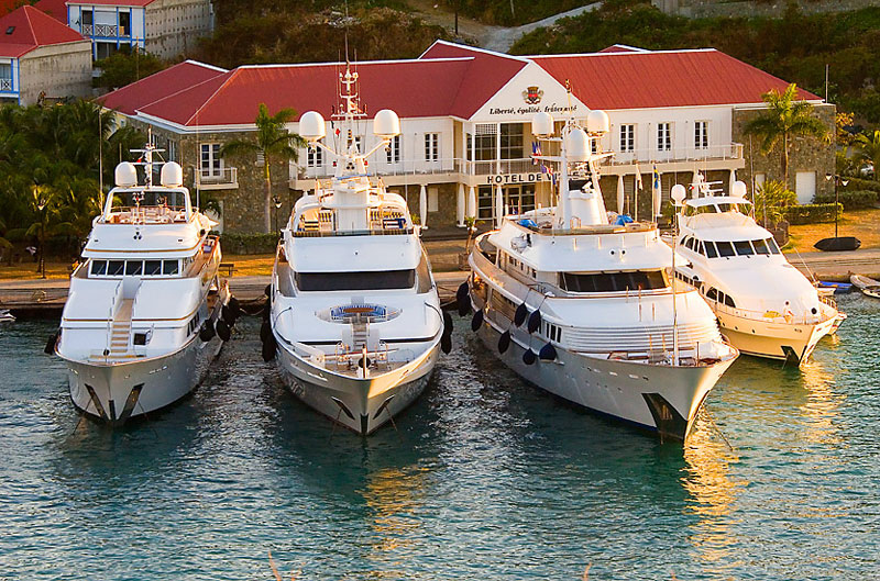 Iates ancorados na marina de Gustavia