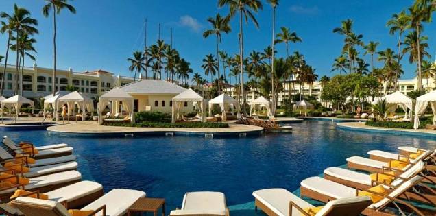 <strong>Para ficar no maior love</strong> <a href="https://www.iberostargrandbavaro.com/" rel="Iberostar Grand Bávaro" target="_blank">Iberostar Grand Bávaro</a> (Praia Arena Gorda). O pedaço mais luxuoso (e só para adultos) do complexo Iberostar valoriza a privacidade nas jacuzzis dos 272 quartos, "poucos" assim, mas modera na infra em prol do sossego - os hóspedes são bem-vindos à área de lazer dos outros três hotéis da rede em Punta. 272 quartos / 6 restaurantes / 3 piscinas <a href="https://www.booking.com/city/do/punta-cana.pt-br.html?aid=332455&label=viagemabril-puntacana" rel="Reserve seu resort em Punta Cana pelo booking.com" target="_blank">Reserve seu resort em Punta Cana pelo booking.com </a> <strong>Para ficar no maior love</strong> <a href="https://www.iberostargrandbavaro.com/" rel="Iberostar Grand Bávaro" target="_blank">Iberostar Grand Bávaro</a> (Praia Arena Gorda). O pedaço mais luxuoso (e só para adultos) do complexo Iberostar valoriza a privacidade nas jacuzzis dos 272 quartos, "poucos" assim, mas modera na infra em prol do sossego - os hóspedes são bem-vindos à área de lazer dos outros três hotéis da rede em Punta. 272 quartos / 6 restaurantes / 3 piscinas <a href="https://www.booking.com/city/do/punta-cana.pt-br.html?aid=332455&label=viagemabril-puntacana" rel="Reserve seu resort em Punta Cana pelo booking.com" target="_blank">Reserve seu resort em Punta Cana pelo booking.com </a>