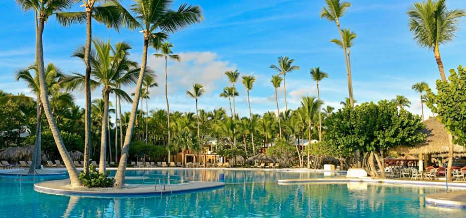 <strong><a href="https://www.iberostar.com/pt/hoteis/punta-cana/iberostar-bavaro-suites" rel="Iberostar Grand Hotel Bavaro Suites" target="_blank">Iberostar Grand Hotel Bavaro Suites</a> – <a href="https://viajeaqui.abril.com.br/paises/republica-dominicana" rel="República Dominicana" target="_blank">República Dominicana</a></strong>                        Ao fazer o check-in, hóspedes já são ofertados com uma piña colada ou vinho espumante para começar o clima de férias neste hotel 5 estrelas com tudo incluído em Punta Cana. Faz parte do conjunto de quatro hoteis Iberostar na bela Praia Bavaro e oferece spa, parque aquático, academia, discoteca, aulas de dança, cassino, centro de animação para crianças e ampla área de piscinas com vista pro mar. Mediante pagamento extra, é possível fazer aulas particulares de mergulho.