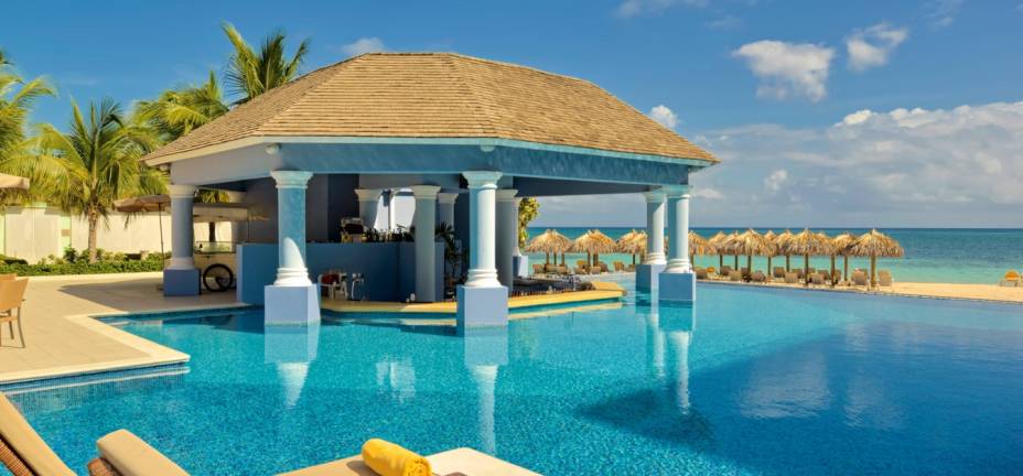 <strong><a href="https://www.iberostar.com/pt/hoteis/montego-bay/iberostar-grand-hotel-rose-hall" rel="Iberostar Grand Hotel Rose Hall" target="_blank">Iberostar Grand Hotel Rose Hall</a> - <a href="https://viajeaqui.abril.com.br/paises/jamaica" rel="Jamaica" target="_blank">Jamaica</a></strong>                        Este resort na incrível Baía Montego na Jamaica é exclusivo para adultos. Entre as diversas facilidades, ele oferece esportes aquáticos, serviços de mordomo, porteiro e atendimento no quarto 24h inclusos na diária. Todas as refeições (que estão incluídas) servem cozinha internacional e jamaicana. Há oferta infinita de drinks dia e noite, no quarto, na piscina e na praia. Aliás, a praia em frente ao resort é particular e o bar atende a todos os pedidos sem que você precise tirar os pés da areia