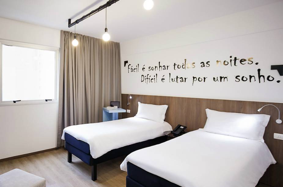 <strong>Ibis Styles Minascentro, em <a href="https://viajeaqui.abril.com.br/cidades/br-mg-belo-horizonte/" rel="Belo Horizonte (MG)" target="_blank">Belo Horizonte (MG)</a></strong>A decora&ccedil;&atilde;o do hotel localizado no centro da capital mineira centra-se na obra do escritor Carlos Drummond de Andrade (1902-1987), que nasceu e viveu boa parte da sua vida em Minas Gerais. Trechos dos seus poemas enfeitam as paredes dos 84 quartos e livros convidam &agrave; leitura no lobby e no bar.