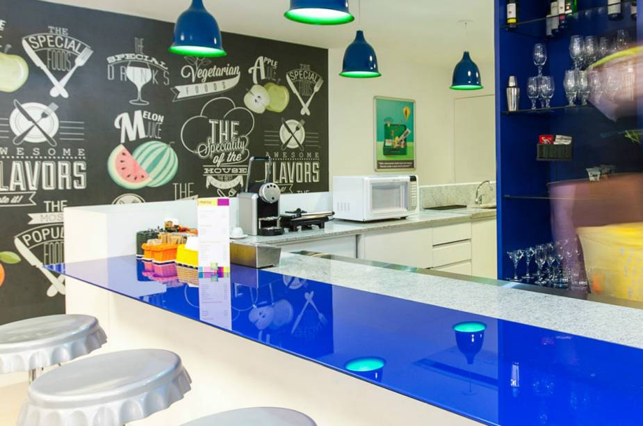 <strong>Ibis Styles Pampulha, em <a href="https://viajeaqui.abril.com.br/cidades/br-mg-belo-horizonte/" rel="Belo Horizonte (MG)" target="_blank">Belo Horizonte (MG)</a></strong>Localizado na regi&atilde;o da Pampulha, o hotel possui 208 apartamentos com 19m2, equipados com ar-condicionado, banheiro, TV de tela plana, wi-fi, frigobar e telefone. A inspira&ccedil;&atilde;o para a decora&ccedil;&atilde;o vem da&nbsp;Igreja S&atilde;o Francisco de Assis de Oscar Niemeyer:&nbsp;o azul e o branco prevalecem em todo o mobili&aacute;rio. A parede do lobby exibe uma ilustra&ccedil;&atilde;o do Conjunto Arquitet&ocirc;nicoe Paisag&iacute;stico da Pampulha e os quartos ganharam um toque especial com detalhes da pintura da igreja.