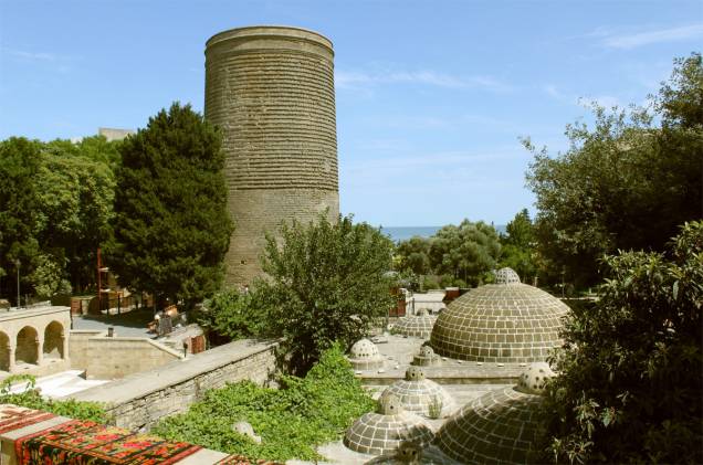 <strong>Cidade Antiga</strong> "As ruelas da Cidade Antiga (Ichari Shahar) são um respiro de história na moderna metrópole. Os muros de pedra e a Torre da Donzela são vestígios da cidade nos séculos XI e XII. Cheia de restaurantes, casas de chá e bares, a região também é o melhor lugar para encontrar suvenires e produtos típicos, como tapetes, lenços de seda e antigos broches soviéticos." <strong>Cidade Antiga</strong> "As ruelas da Cidade Antiga (Ichari Shahar) são um respiro de história na moderna metrópole. Os muros de pedra e a Torre da Donzela são vestígios da cidade nos séculos XI e XII. Cheia de restaurantes, casas de chá e bares, a região também é o melhor lugar para encontrar suvenires e produtos típicos, como tapetes, lenços de seda e antigos broches soviéticos."
