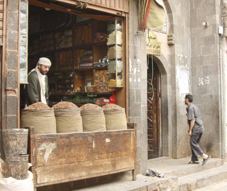 As primeiras <strong>mudas de café </strong>foram cultivadas no <strong>Iêmen</strong> e de lá se expandiram pelo mundo árabe. Para garantir o monopólio do produto os árabes ferviam ou torravam as sementes (impossibilitando o seu plantio) antes de comercializá-las nos mercados. Acredita-se que um peregrino-contrabandista, escondeu sementes de café férteis em sua barriga e levou a planta para a <a href="https://beta-develop.viagemeturismo.abril.com.br/materias/europa/" target="_blank"><strong>Europa</strong></a> e a <strong>Ásia</strong>