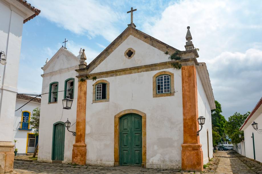 <strong>4. Igreja de Nossa Senhora do Rosário e São Benedito</strong>Apesar de ser uma das menores igrejas de Paraty, ela fica na região mais importante do Centro Histórico, na Rua do Comércio, e tem o único altar de ouro da cidade. Foi construída por escravos em 1725, e hoje sedia a Festa dos Santos, evento religioso que tem missas, procissões e ladainhas na programação e que ocorre todo mês de novembro <strong>4. Igreja de Nossa Senhora do Rosário e São Benedito</strong>Apesar de ser uma das menores igrejas de Paraty, ela fica na região mais importante do Centro Histórico, na Rua do Comércio, e tem o único altar de ouro da cidade. Foi construída por escravos em 1725, e hoje sedia a Festa dos Santos, evento religioso que tem missas, procissões e ladainhas na programação e que ocorre todo mês de novembro