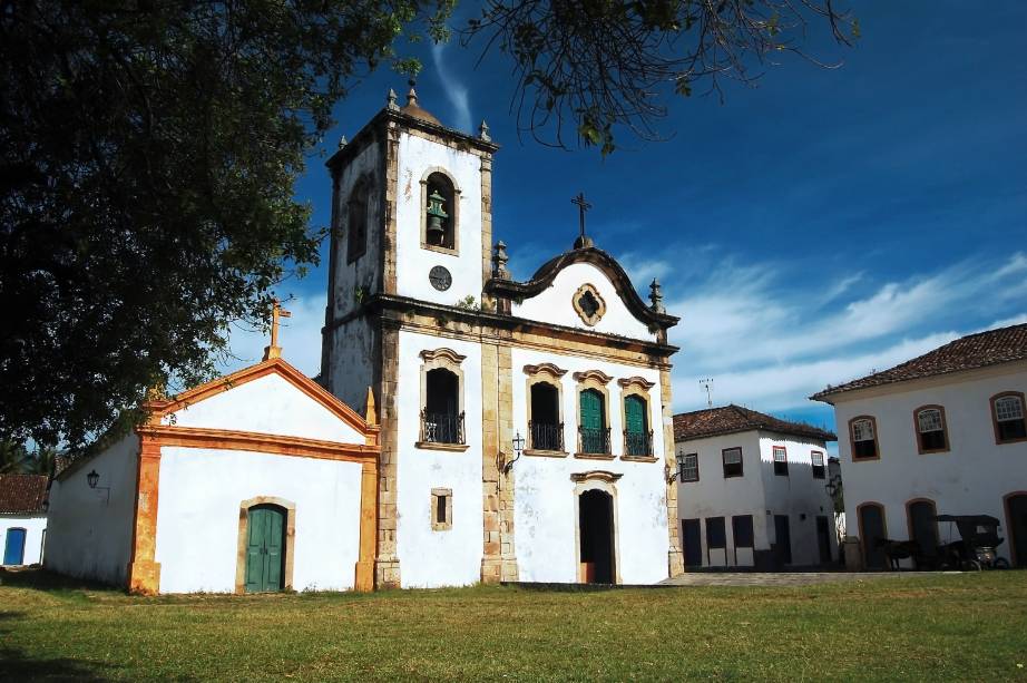<strong>1. Igreja de Santa Rita</strong>Essa igreja, considerada o cartão-postal de Paraty, foi construída por escravos libertos em 1722 e possui elementos da arquitetura jesuítica e do barroco nos detalhes internos e externos. O altar não é somente dedicado à Santa Rita, mas também à Nossa Senhora da Conceição e à Nossa Senhora do Carmo. Aqui também funciona o Museu de Arte Sacra, com um acervo repleto de obras de Portugal e do Vale do Paraíba <strong>1. Igreja de Santa Rita</strong>Essa igreja, considerada o cartão-postal de Paraty, foi construída por escravos libertos em 1722 e possui elementos da arquitetura jesuítica e do barroco nos detalhes internos e externos. O altar não é somente dedicado à Santa Rita, mas também à Nossa Senhora da Conceição e à Nossa Senhora do Carmo. Aqui também funciona o Museu de Arte Sacra, com um acervo repleto de obras de Portugal e do Vale do Paraíba