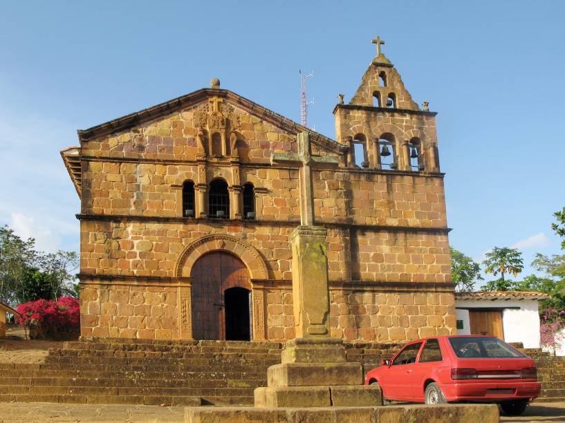 <strong>Barichara</strong>A vila minúscula de Barichara, localizada ao norte de <a href="https://viajeaqui.abril.com.br/cidades/colombia-bogota" rel="Bogotá" target="_blank">Bogotá</a>, carrega na identidade o sinônimo de tranquilidade. De origem Guanes, povos antigos da região, o nome quer dizer “lugar de descanso”. Por aqui, o turista encontra uma bela arquitetura colonial, construída com pedras cuidadosamente trabalhadas<em><a href="https://www.booking.com/city/co/barichara.pt-br.html?aid=332455&label=viagemabril-cenarios-da-colombia" rel="Veja preços de hotéis em Barichara no Booking.com" target="_blank">Veja preços de hotéis em Barichara no Booking.com</a></em>