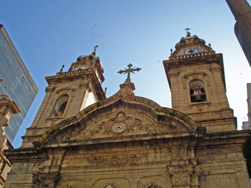 <strong>9. <a href="https://viajeaqui.abril.com.br/estabelecimentos/br-rj-rio-de-janeiro-atracao-n-s-do-carmo-da-antiga-se-1762" rel="NOSSA SENHORA DO MONTE DO CARMO – ANTIGA SÉ" target="_self">NOSSA SENHORA DO MONTE DO CARMO – ANTIGA SÉ</a></strong> (35 metros)            Principal igreja do período imperial. Aqui, D. João VI sagrou-se rei de Portugal e D. Pedro I e D. Pedro II, imperadores do Brasil.            <em>Endereço: Rua 7 de Setembro, 12</em>