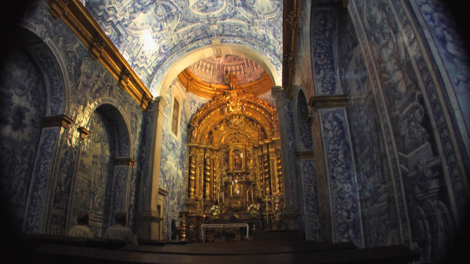 Saindo de <strong>Faro</strong>, vale a pena pegar o carro e dirigir 10km até a <strong>Igreja de São Lourenço</strong>, que é completamente revestida de azulejos, do chão ao teto. É impressionante!