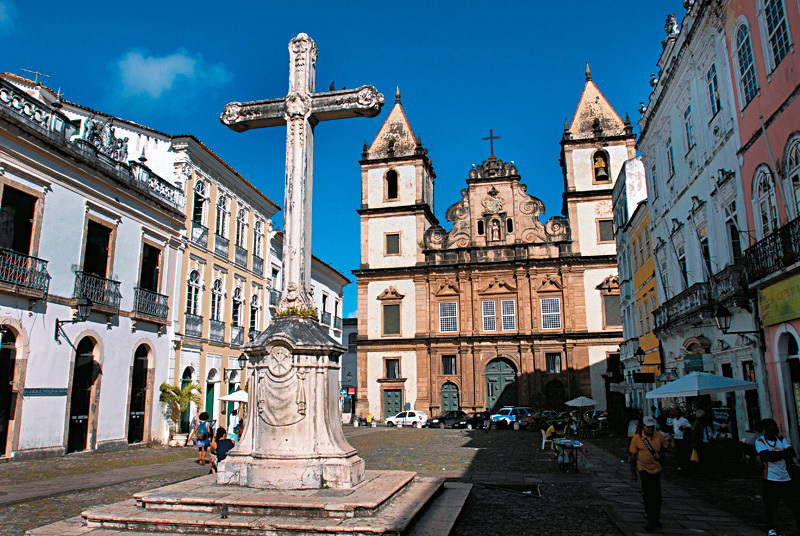 Cruz em frente à Igreja e Convento de São Francisco (1708/1723), Salvador, Bahia Cruz em frente à Igreja e Convento de São Francisco (1708/1723), Salvador, Bahia