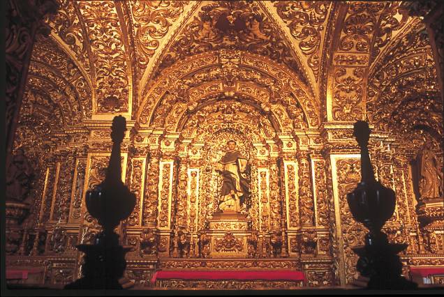 Construída com recursos do rei de Portugal e esmola de fiéis, o templo é forrado de ouro, do chão ao teto. Construída com recursos do rei de Portugal e esmola de fiéis, o templo é forrado de ouro, do chão ao teto.